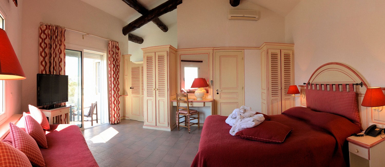 Room type "Marais de luxe" (35m2) enclosed on 2 sides by water